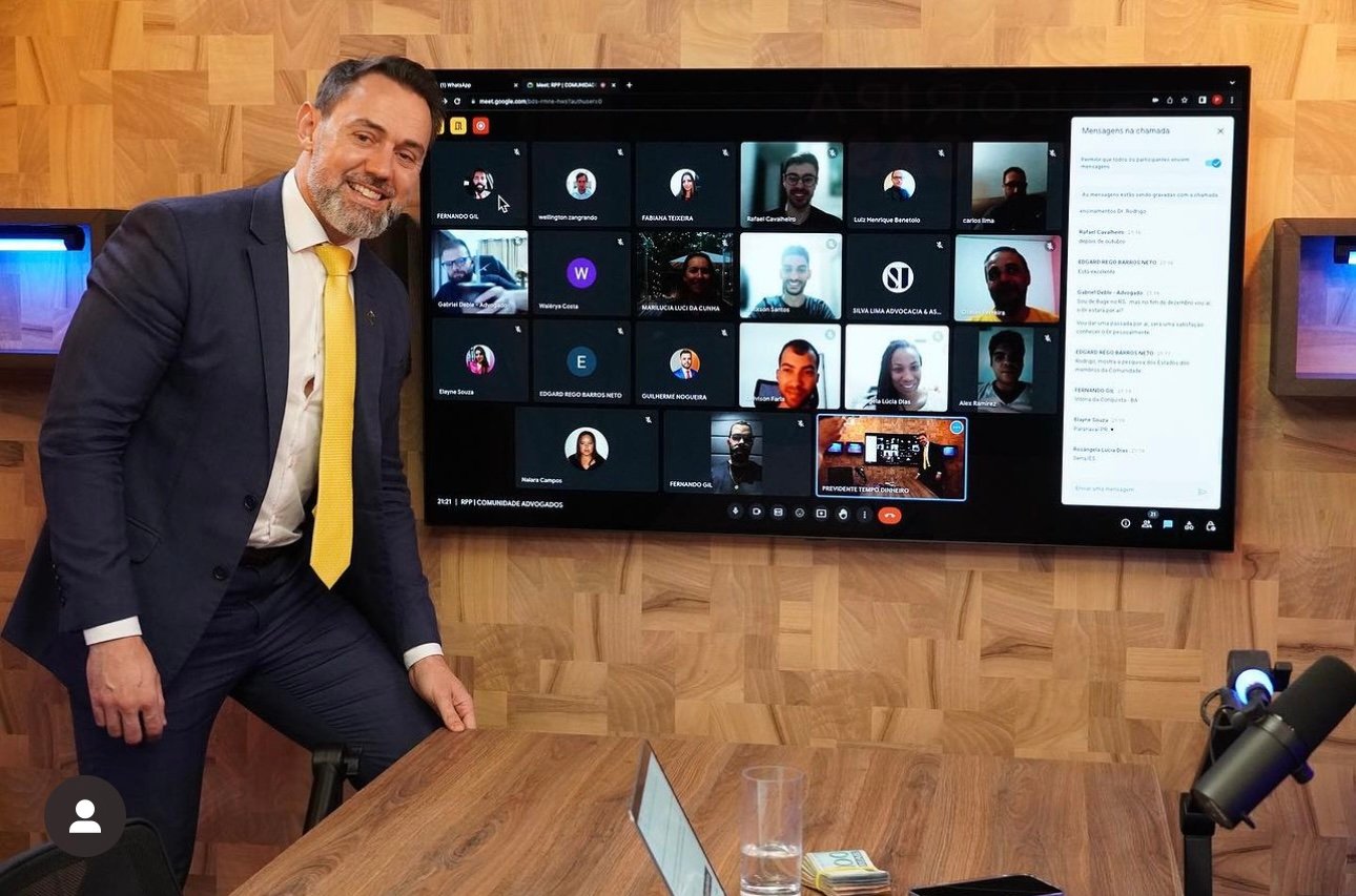 Rodrigo com os advogados em encontro online